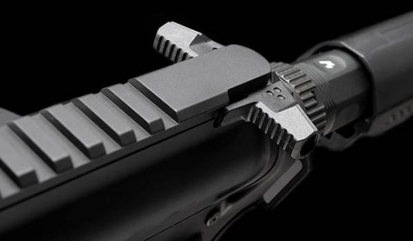 Новая рукоятка перезаряжания для AR-15 Strike Industries T-Bone, которая перенаправляет пороховые газы
