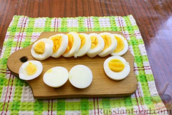 Закусочные слойки со шпротами, луком и яйцом