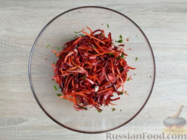 Быстрый салат из моркови и свёклы с маринованным луком