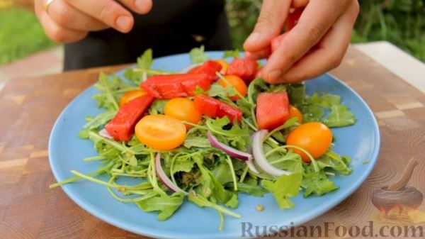 Салат с арбузом гриль и помидорами