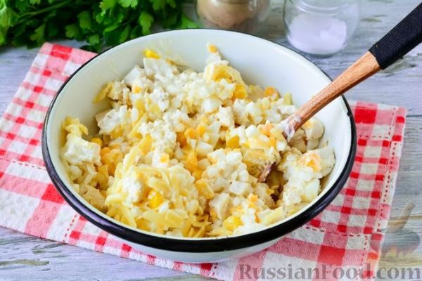 Салат с курицей, рисом, кукурузой, сыром и яйцами