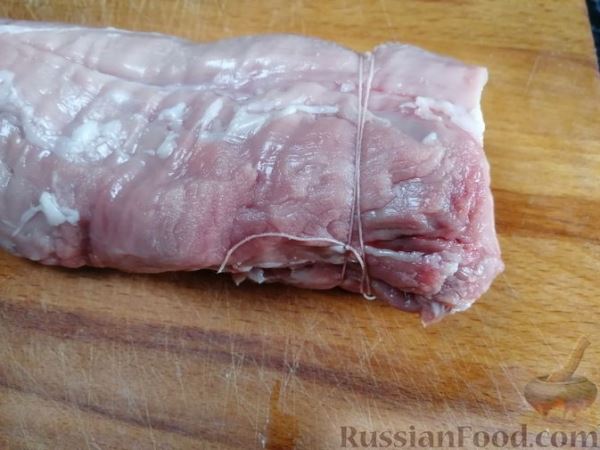 Свиная вырезка в слоёном тесте, с ветчиной, жареным луком и сыром