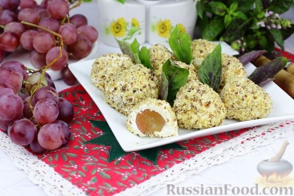 Закусочные сырные шарики с виноградом и грецкими орехами