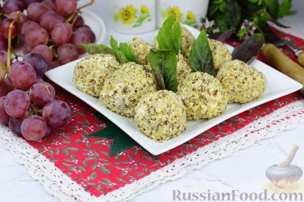 Закусочные сырные шарики с виноградом и грецкими орехами