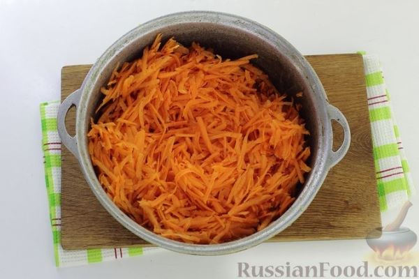 Морковный десерт с джемом и грецкими орехами
