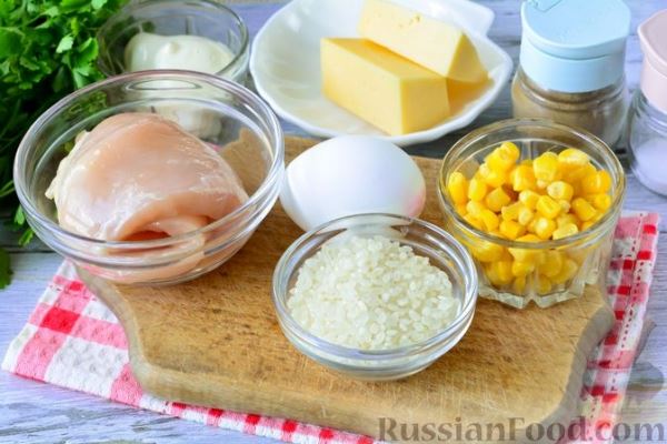 Салат с курицей, рисом, кукурузой, сыром и яйцами